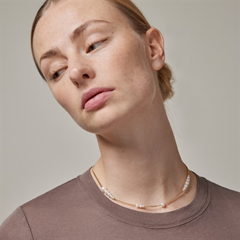 Enamel Carmen-Halskette mit Perlen in vergoldete silber am Modell
